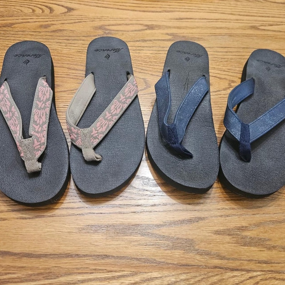 Merence Gently worn flip flop with arch support, size 9/euro 41. 2 pair.